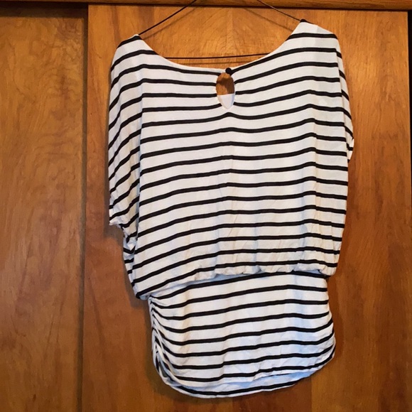 Black and white striped loose fitting shirt - Picture 4 of 5